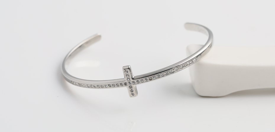 C-shaped diamond bracelet