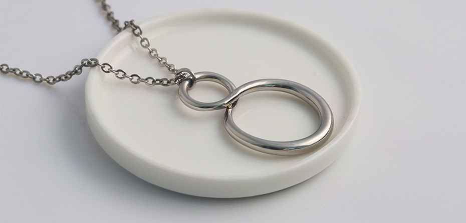 8-shaped shape pendant necklace