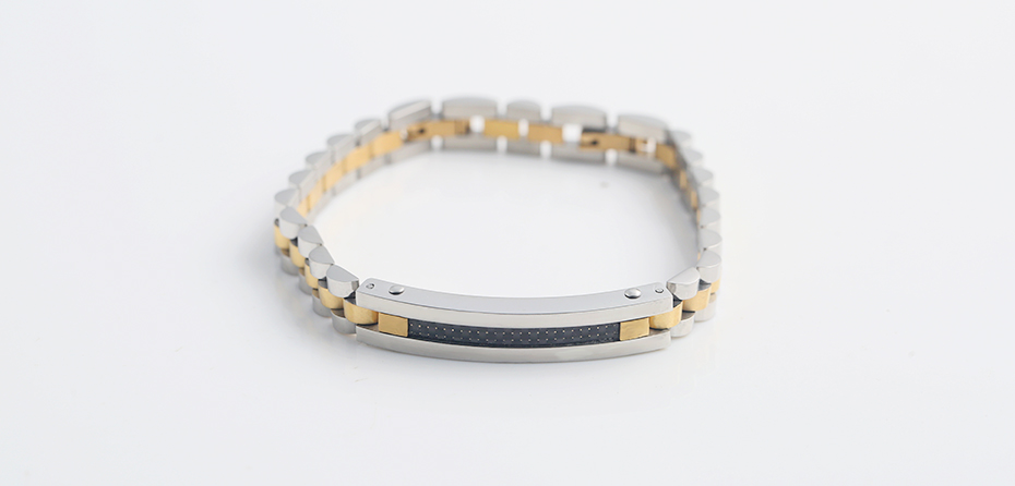 Curved gold pendant bracelet