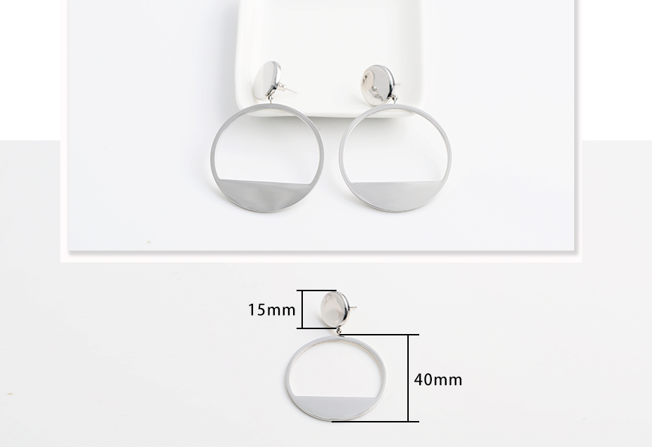 Round pendant earrings