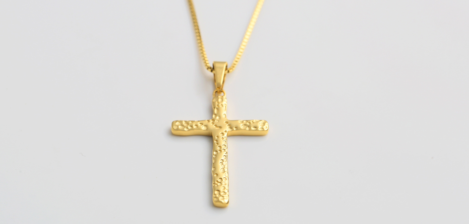 Cross pendant necklace