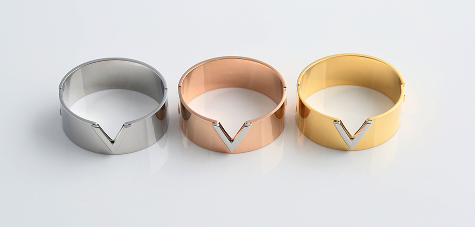V-letter bracelet