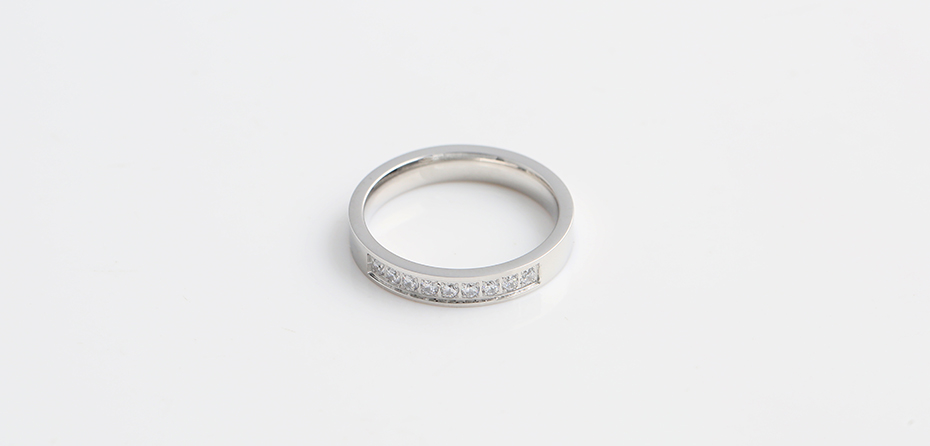 Single row diamond-studded titanium steel ring