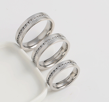 Simple diamond-studded titanium steel ring