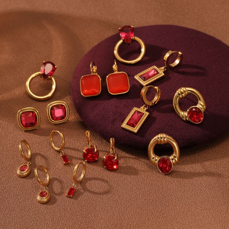 Elliptical pendant set with zircon earrings
